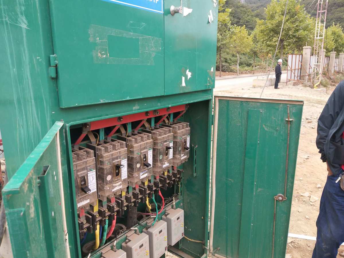 關(guān)于13#樓一級(jí)配電箱電纜埋設(shè)及工業(yè)插座安全管理的緊急通知